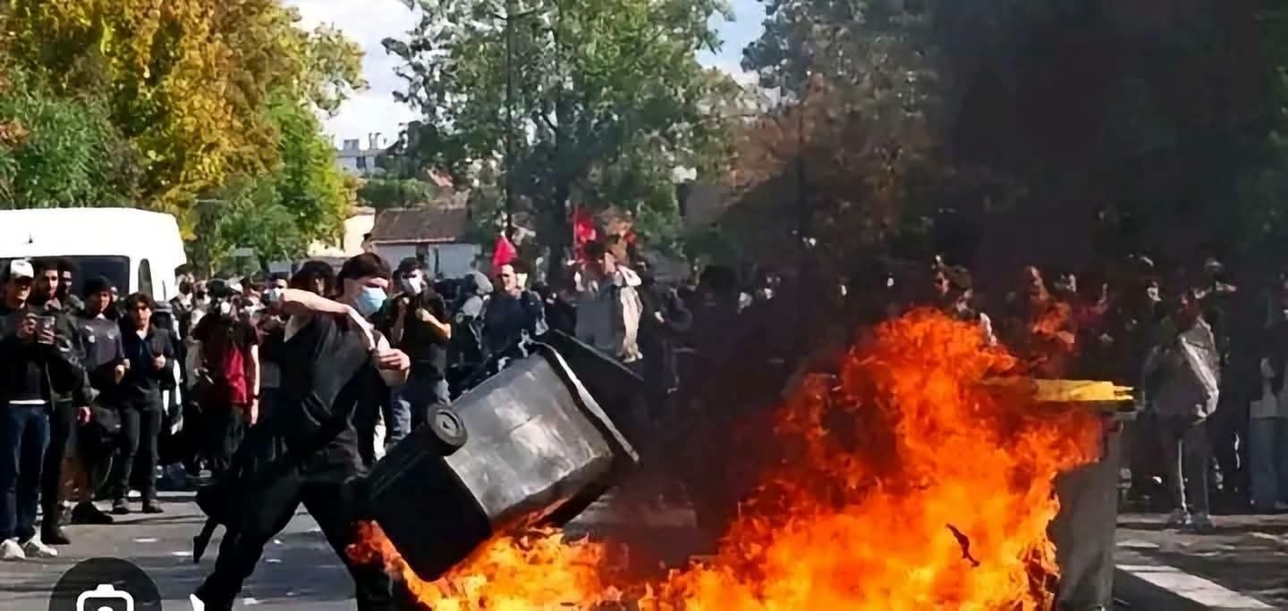 Manifestation en France : "Les lycéens veulent la démission du président français Emmanuel Macron