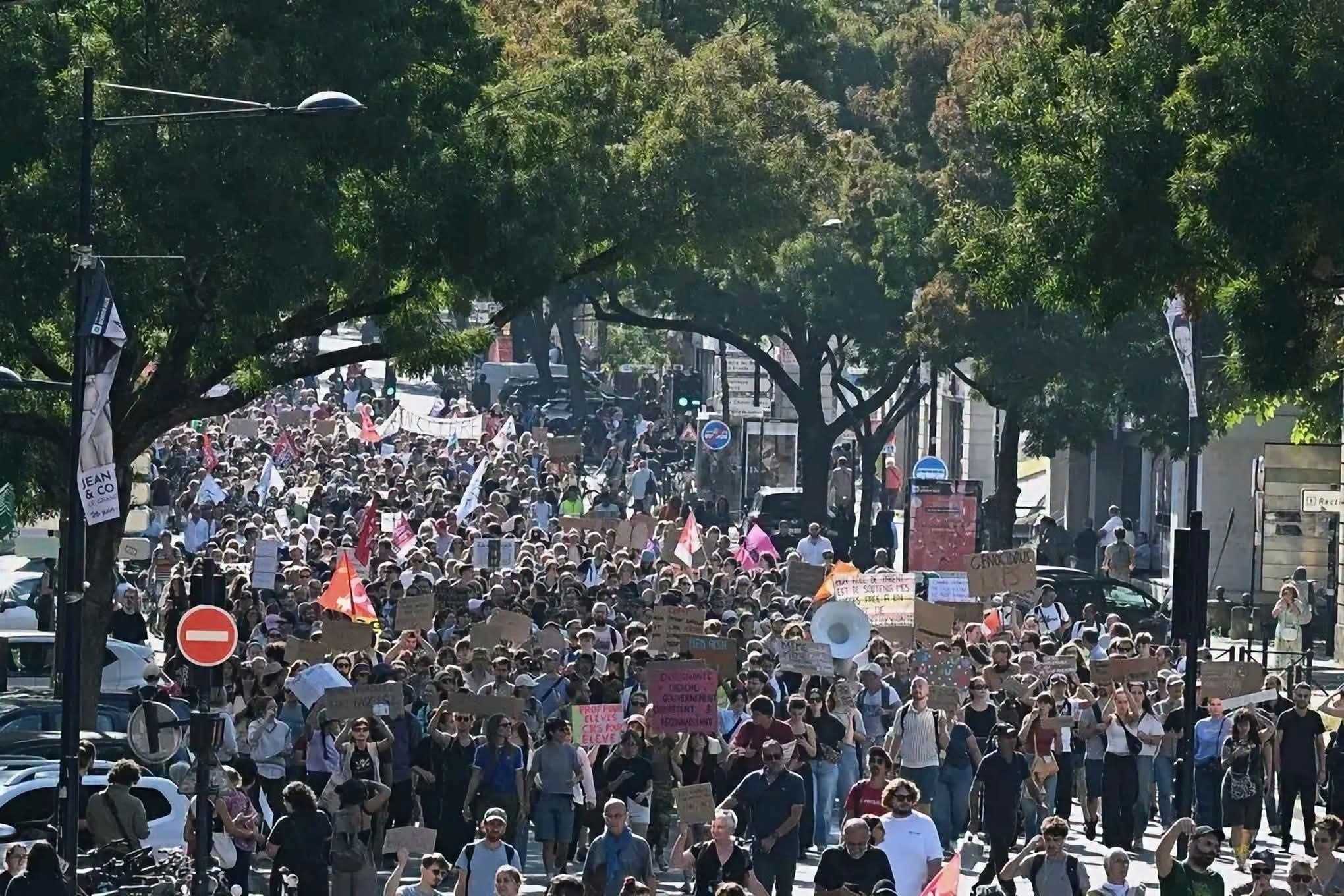 Manifestation en France : "Les lycéens veulent la démission du président français Emmanuel Macron